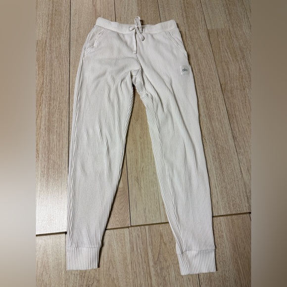 Alo Yoga Muse Sweatpant - Picture 4 of 9